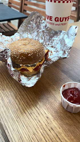 Opinii despre Five Guys Hamburg Jungfernstieg în Tienen - Horeca