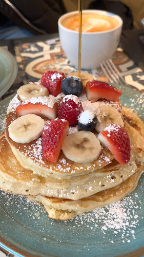 Lloyd Coffee Eatery Louise