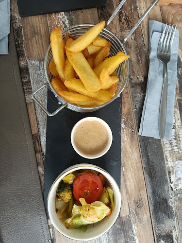 https://www.facebook.com/pg/restaurantjusteentrenous/about/?ref=page_internal