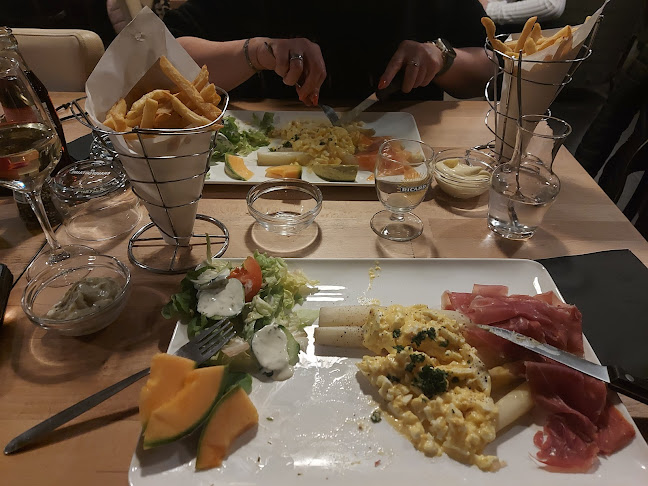 https://wallux.com/chez-coluche-vaux-sur-sure