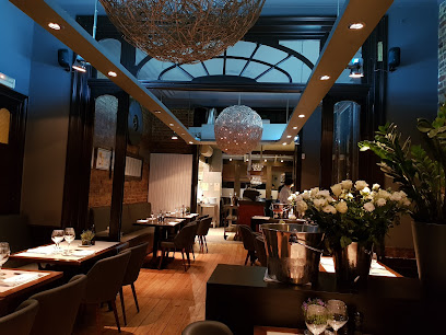 Les Uns avec les Hôtes