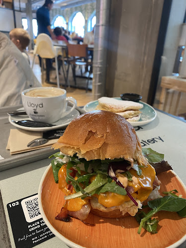 Lloyd Coffee Eatery Louise