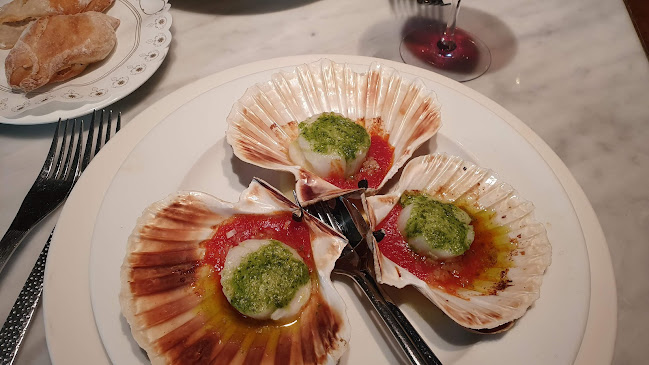 Les Uns avec les Hôtes