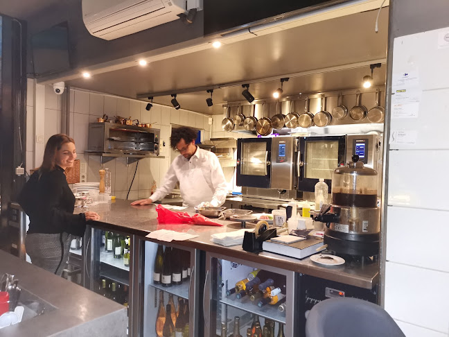 Les Uns avec les Hôtes